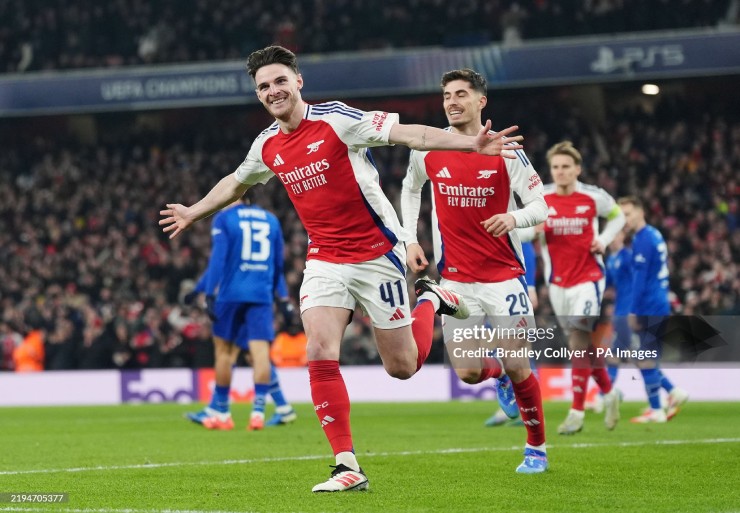 Arsenal thắng dễ trên sân nhà