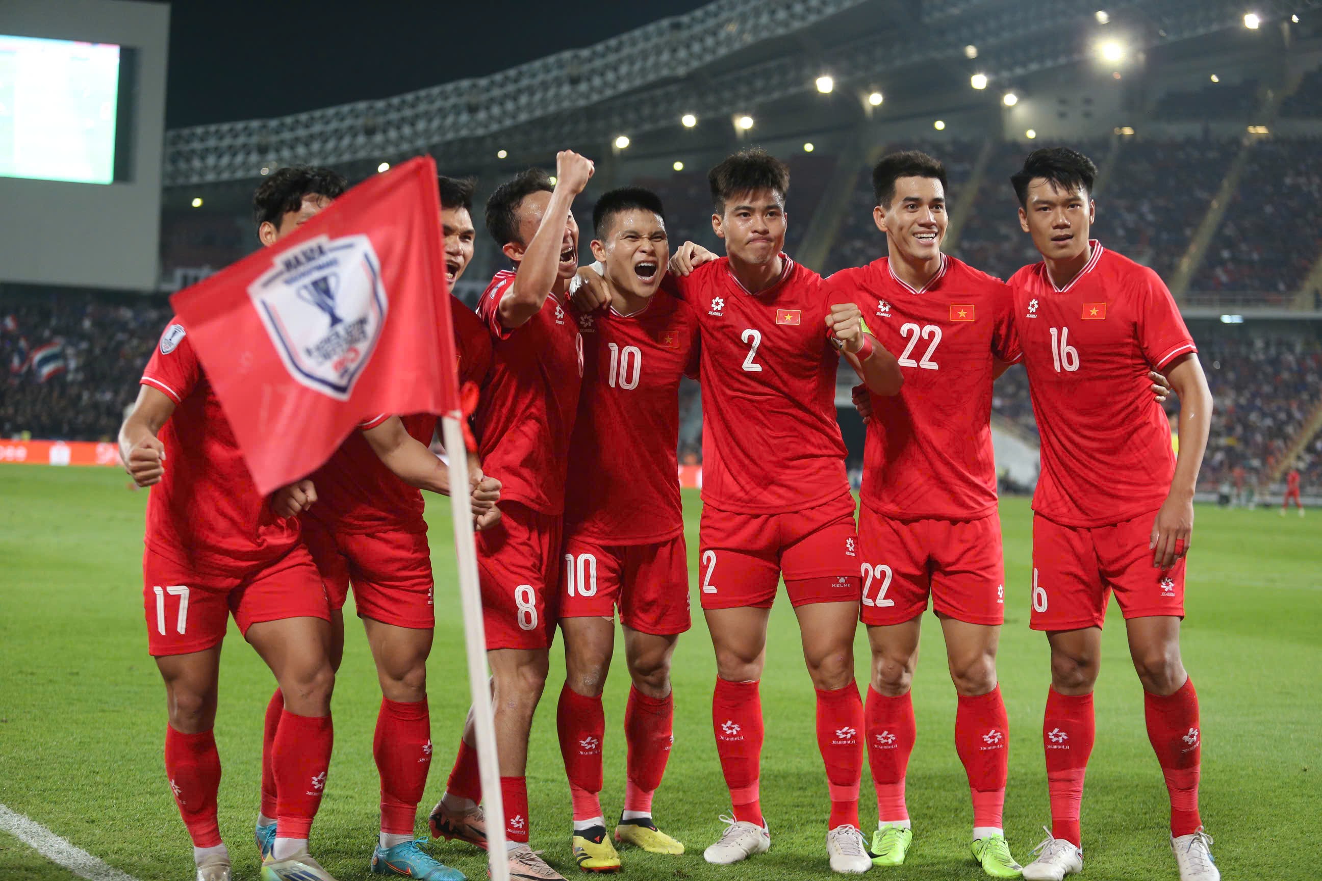 HLV Kim Sang Sik, từ chiếc vali sẵn sàng về nước đến ngôi vô địch AFF Cup làm triệu fan vỡ òa - 21