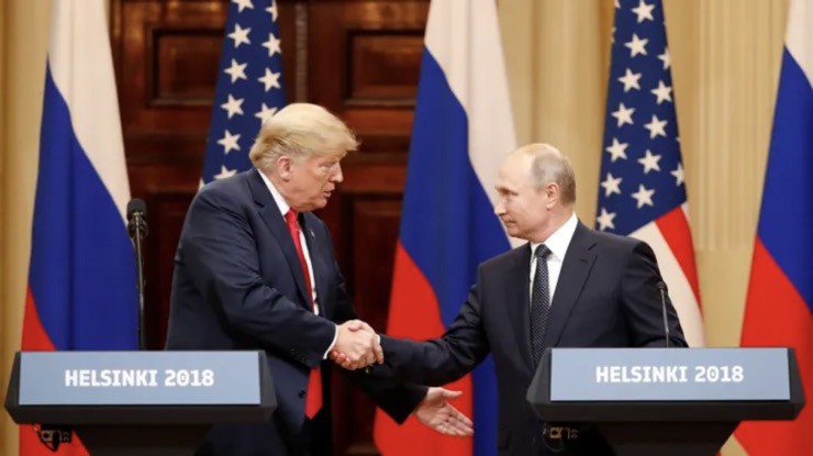 Tổng thống Mỹ Donald Trump bắt tay người đồng cấp Nga Vladimir Putin trong cuộc gặp năm 2018. Ảnh: Al Jazeera.