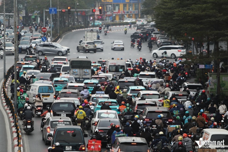 Cận Tết Nguyên đán, dòng ô tô &#39;bao vây&#39; xe máy trên đường phố Hà Nội - 3