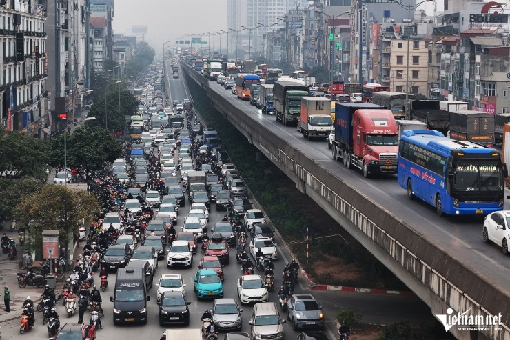 Cận Tết Nguyên đán, dòng ô tô &#39;bao vây&#39; xe máy trên đường phố Hà Nội - 5