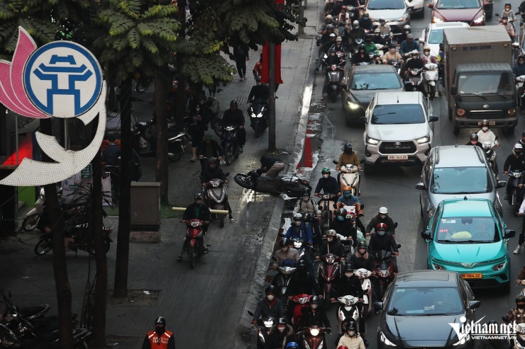 Cận Tết Nguyên đán, dòng ô tô &#39;bao vây&#39; xe máy trên đường phố Hà Nội - 9