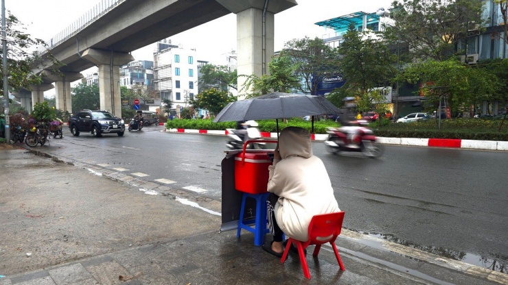 Hà Nội mưa phùn vào sáng sớm sau khoảng hai tháng khô hanh - 5