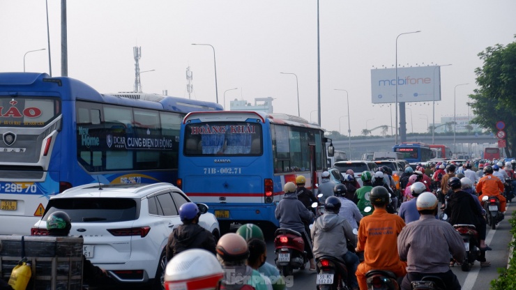 &#39;Chen chân&#39; ở cửa ngõ TPHCM sáng 25 Tết - 2