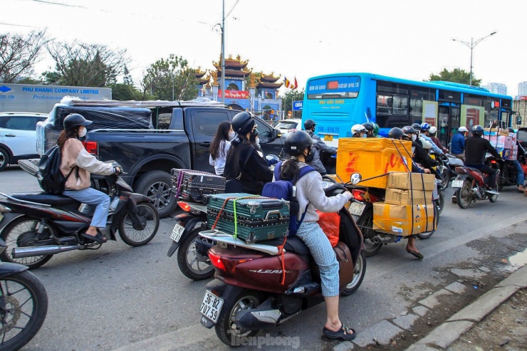 Lượng phương tiện gia tăng đột biến trong chiều 26 Tết khiến tình trạng ùn tắc kéo dài trên nhiều tuyến đường.