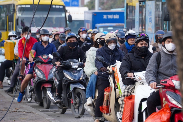 Người dân di chuyển chậm trên đường Giải Phóng lúc 17h.