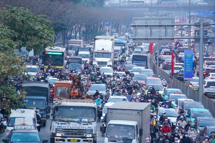 Trong khung giờ cao điểm chiều, khu vực đường Ngọc Hồi kẹt cứng, các phương tiện phải chờ tới 6 nhịp đèn đỏ mới qua được ngã tư.