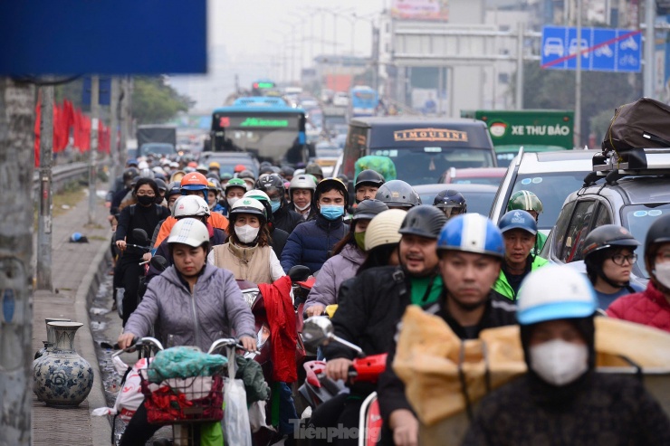 Hôm nay và ngày mai là cao điểm người dân về quê nên dự báo nhiều tuyến đường gặp tình trạng đông đúc, dễ xảy ra ùn tắc do lưu lượng giao thông lớn.