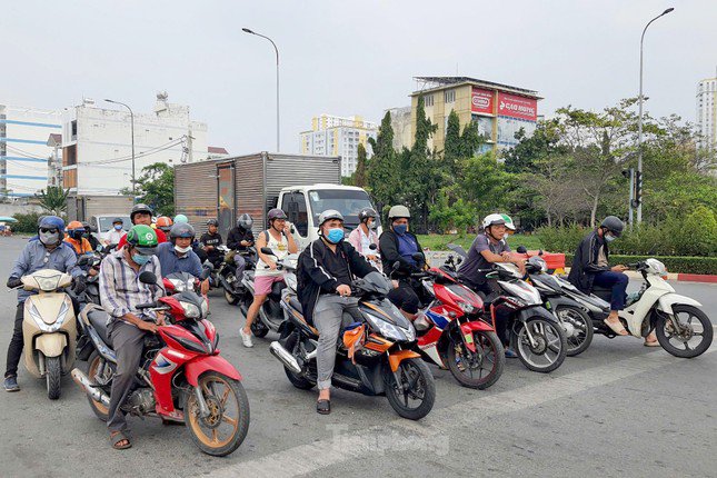 Các phương tiện dừng chờ đèn đỏ tại giao lộ An Dương Vương - Võ Văn Kiệt, quận Bình Tân. Ảnh: Hoàng Thuận.