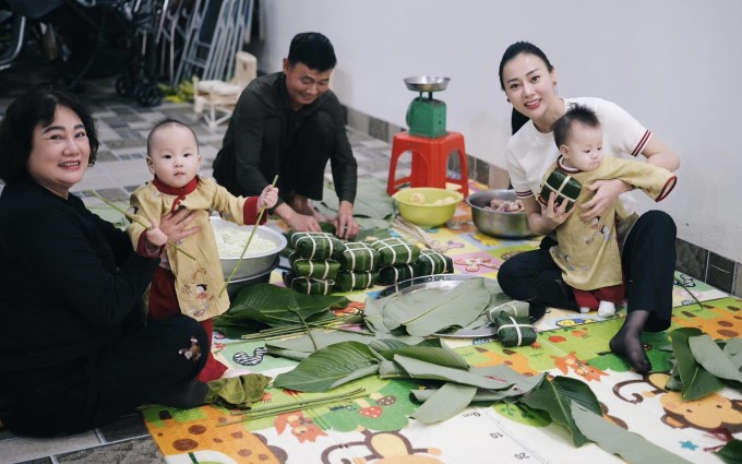 Phương Oanh đưa hai con về quê gói bánh chưng cùng bố mẹ.