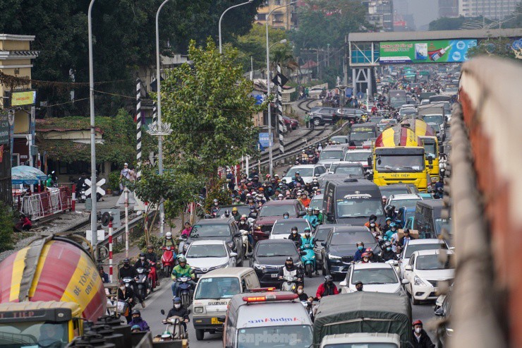 Giao thông Thủ đô &#39;căng như dây đàn&#39; trong ngày làm việc cuối cùng - 4