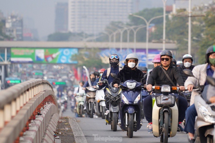 Khu vực cầu vượt ngã tư Giải Phóng - Trường Chinh lúc hơn 16h cũng đông nghịt phương tiện hướng về bến xe Nước Ngầm.