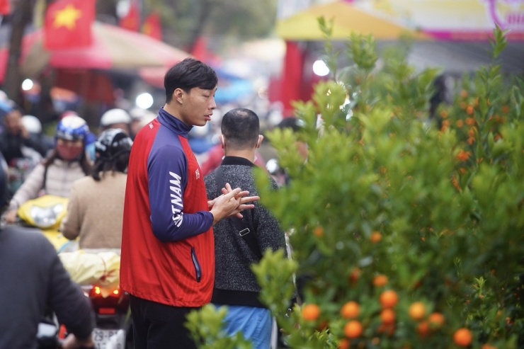 Ngày đầu kỳ nghỉ Tết Nguyên đán, người dân hồ hởi xuống phố &#39;săn&#39; đào, quất - 5