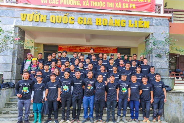 Ông Luan Thanh Nguyen đào tạo các nhóm cộng đồng địa phương về cách chăm sóc môi trường sống của các loài có nguy cơ tuyệt chủng ở Việt Nam. Ảnh: ABC News