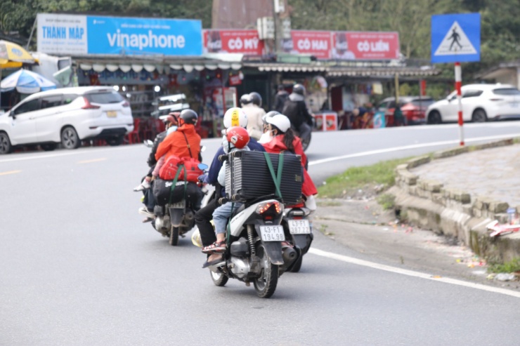 Theo ghi nhận, những người vượt đèo đa số là sinh viên, người lao động quê ở các tỉnh như Quảng Bình, Quảng Trị, và TP Huế.