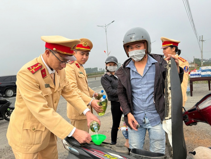 Bên cạnh đó, CSGT tổ chức trao các suất quà gồm sữa, nước uống, bánh và hỗ trợ xăng xe cho người dân trên đường về quê ăn Tết. Trong lúc trao tay những món quà, các cán bộ chiến sĩ cũng gửi những lời chúc Tết và tuyên truyền để các tài xế chấp hành việc điều khiển phương tiện trên đường nhằm đảm bảo an toàn trong suốt hành trình.