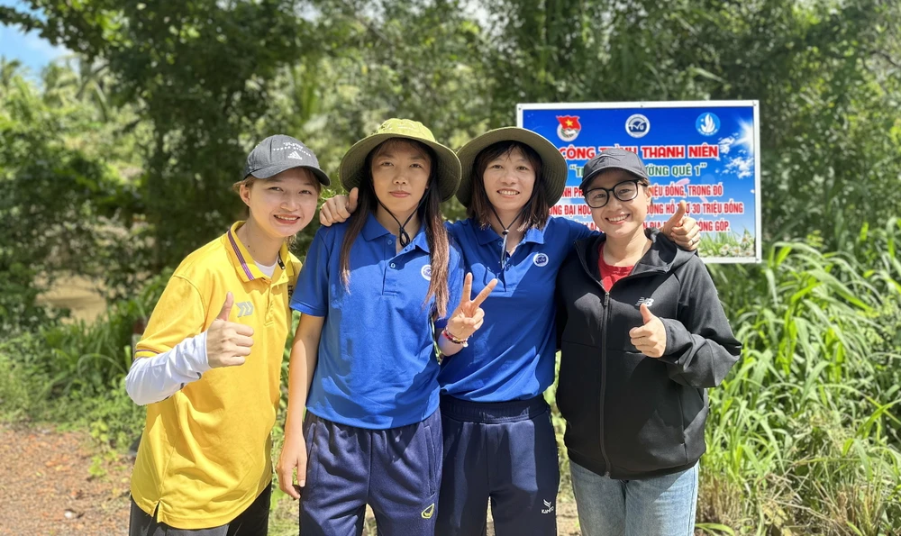 Nữ tuyển thủ Thùy Trang cùng đồng đội Huỳnh Như và những người bạn thiện nguyện trên từng cây số. Ảnh: CCT.