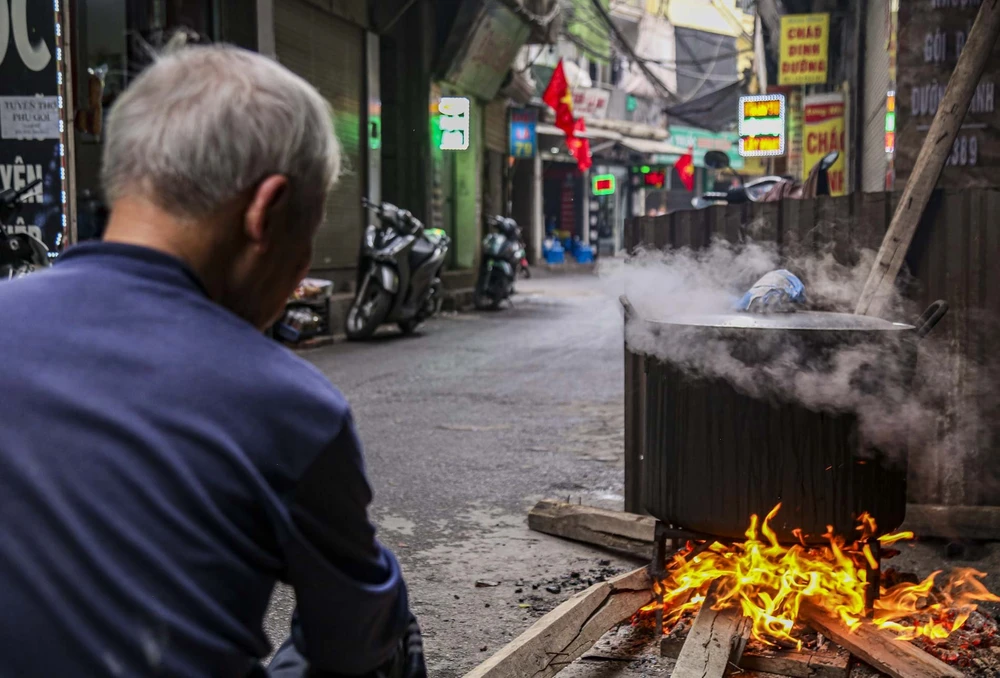 Ông Phú (ở phường Mỹ Đình 2, quận Bắc Từ Liêm) cho biết, từ sáng sớm gia đình ông đã dậy sớm để gói bánh chưng.