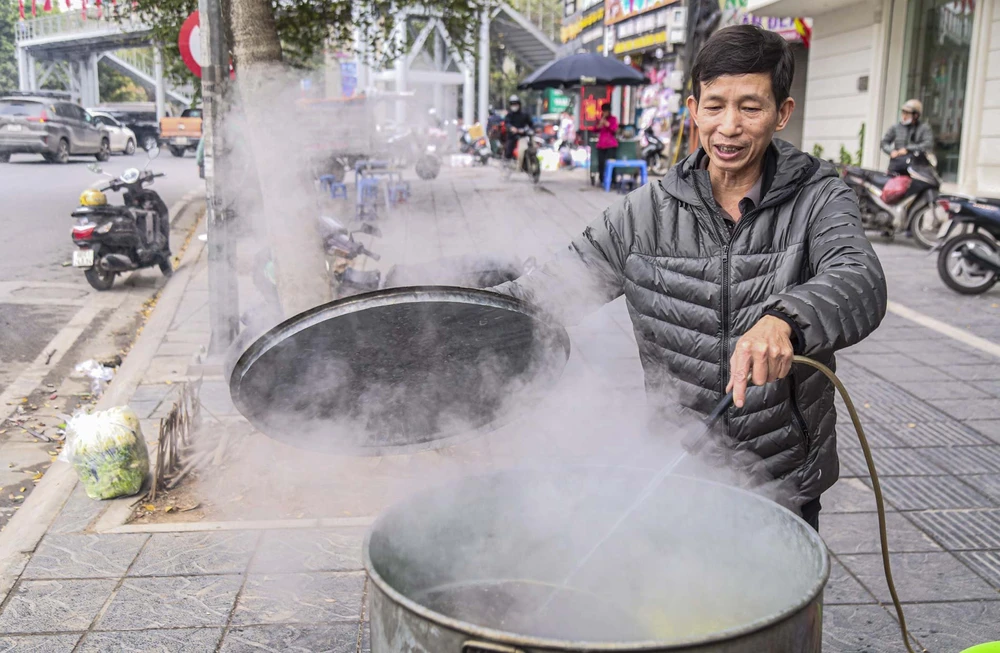 Do đó, gia đình nào cũng tranh thủ chuẩn bị những cặp bánh thơm ngon nhất, kính dâng lên ông bà tổ tiên. Bánh chưng cũng là biểu tượng cho đất, cho tình thương đùm bọc giữa con người với nhau.