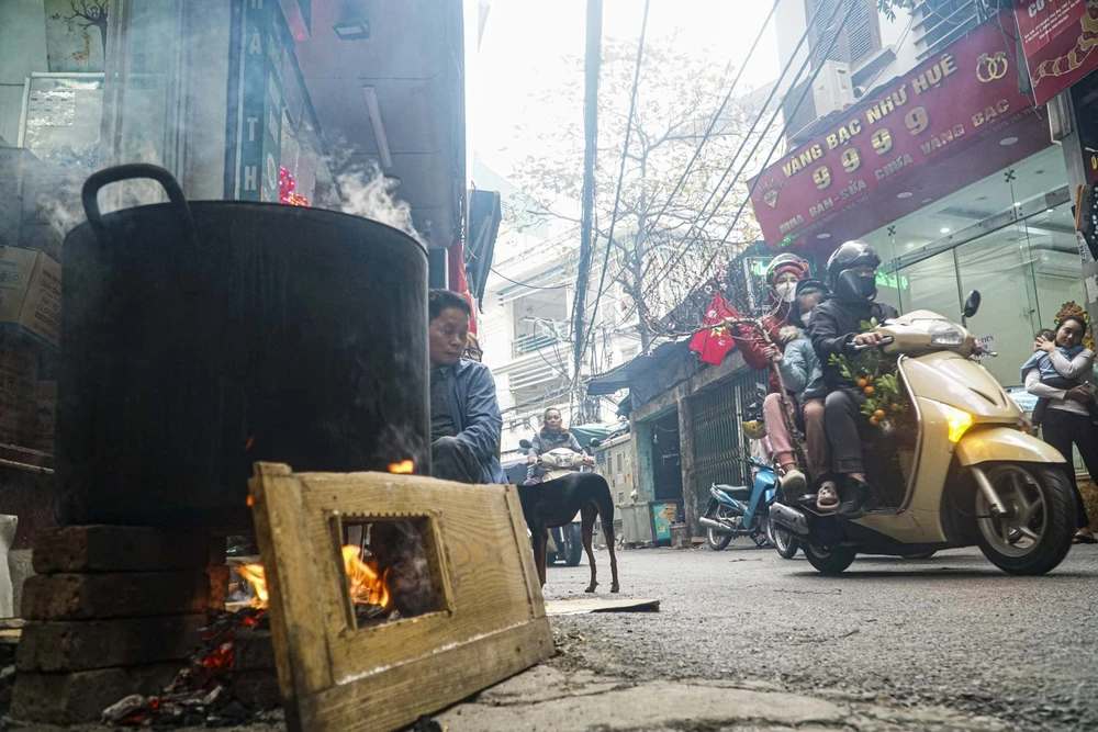 Phố phường ở Hà Nội những ngày cận Tết Nguyên đán "đỏ lửa" bên những nồi bánh chưng.