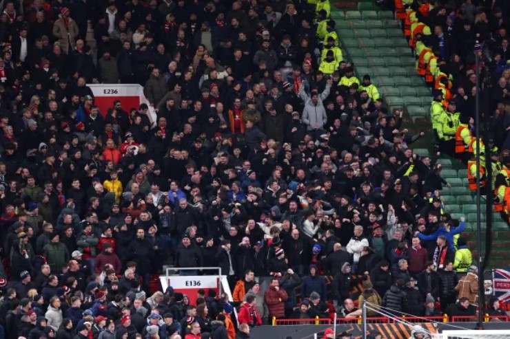 Hình ảnh hỗn loạn trên sân Old Trafford