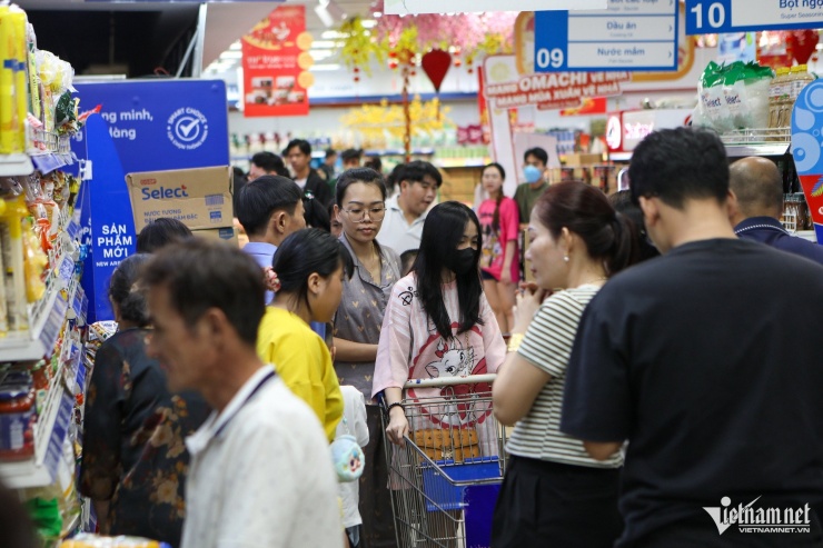 Lối ra vào các quầy hàng của một siêu thị nằm trên xa lộ Hà Nội (TP Thủ Đức) chật kín khách lúc 19h ngày 26 Tết.