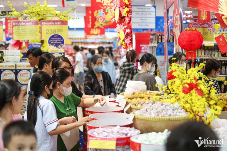 Những mặt hàng được người dân quan tâm gồm bánh kẹo, các loại đồ khô.&nbsp;