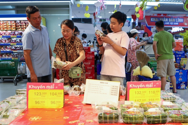 Quầy bánh chưng nhanh chóng hết hàng khi siêu thị tung ra nhiều khuyến mãi "khủng". Theo chia sẻ của nhân viên, bánh chưng luôn được nhập mới mỗi ngày.&nbsp;