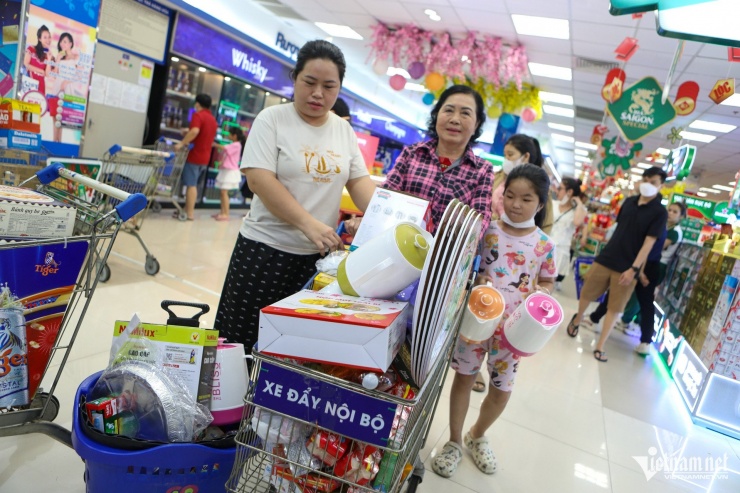 Ngoài bánh kẹo, thực phẩm tươi sống, ngành hàng gia dụng cũng được nhiều siêu thị tung chương trình ưu đãi trong dịp Tết.&nbsp;