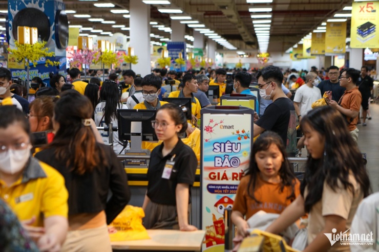 Trong khi đó, dù đã hơn 21h, một siêu thị trên đường Phan Văn Trị (quận Gò Vấp) cũng chật kín khách chờ thanh toán.&nbsp;