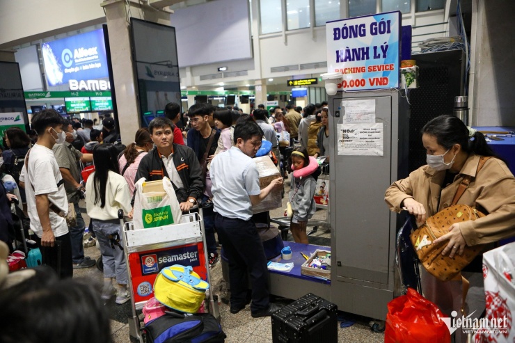 Hành khách ra Tân Sơn Nhất từ nửa đêm để chờ bay chuyến 5h sáng - 8