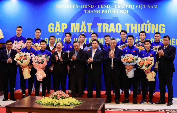 Các cầu thủ Hà Nội FC và CAHN được thưởng lớn sau ASEAN Cup.