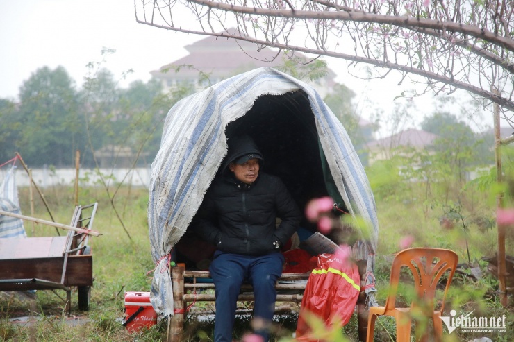 Tiểu thương trông ngóng khách mua. Ảnh: T.L