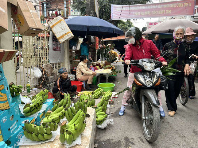 Chuối xanh tăng giá chóng mặt tại chợ dân sinh.