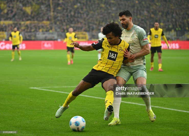 Dortmund (áo vàng) đánh rơi lợi thế