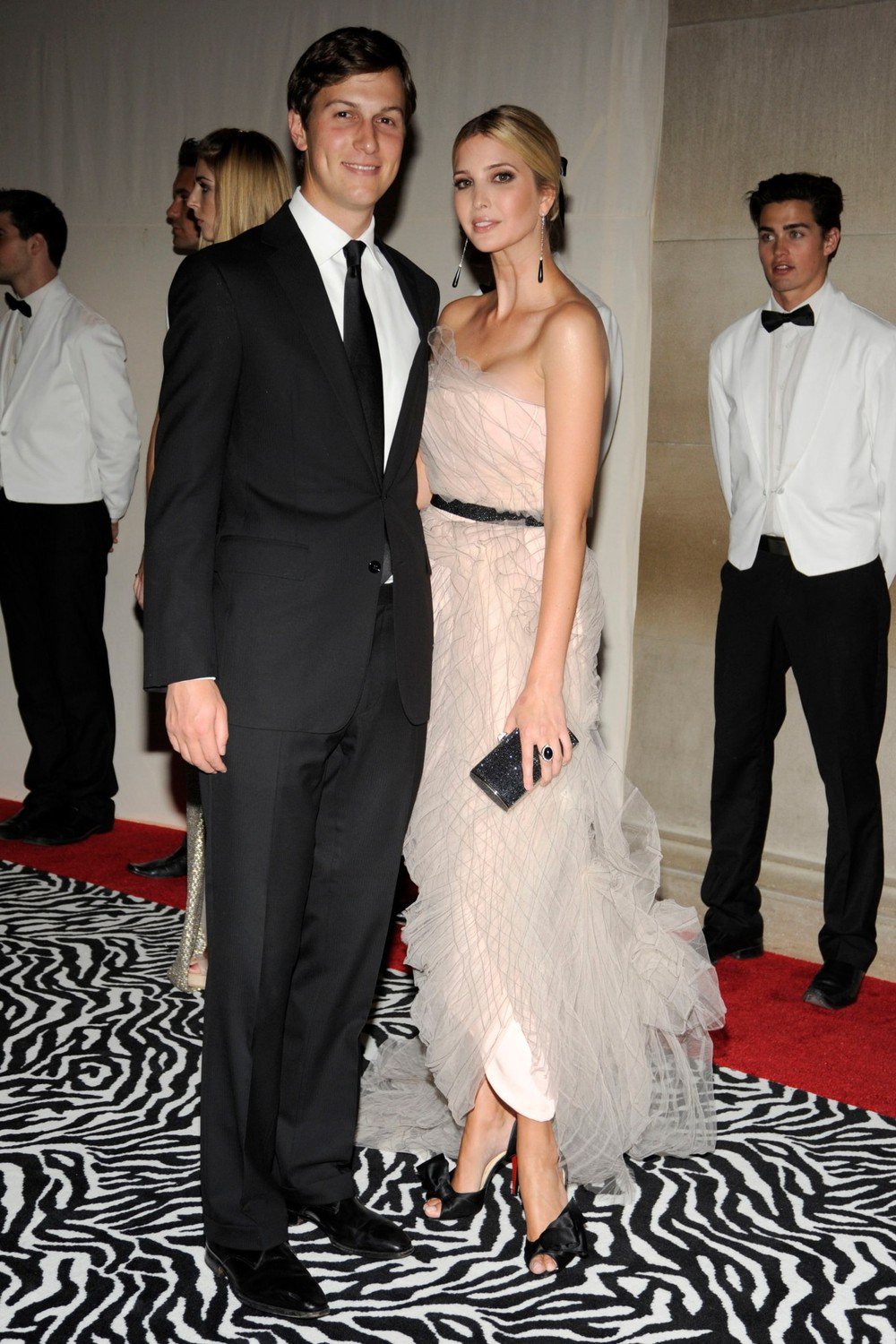 Ivanka ngày càng quyến rũ vào năm 2009. Tháng 5/2009, cô cùng Jared Kushner tham dự Met Gala ở New York. Thời điểm này, cặp đôi vừa đính hôn và cách đám cưới hơn 5 tháng. Hai người bắt đầu yêu nhau từ năm 2007 qua giới thiệu của bạn bè. Ảnh: Getty Image.