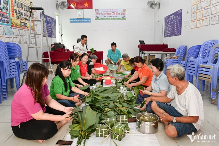 Người TPHCM thức đêm nấu bánh chưng ngoài hẻm - 1