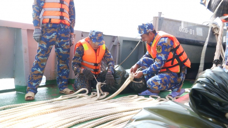 Chuyển quà từ đất liền đến nơi biển đảo xa ngay đầu năm mới, đoàn công tác liên tục gặp các đợt sóng dữ, bầu trời lại tối mịt vào ban ngày, sóng đánh mạnh khiến tàu rung lắc. Sóng gió lớn, buộc lòng phải chuyển quà qua dây và chúc Tết bằng loa phóng thanh trên tàu.