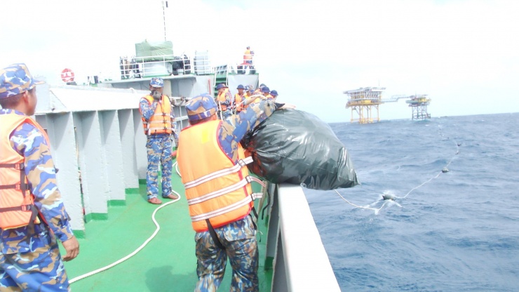 Quà được thả xuống từ tàu, trên nhà giàn các chiến sĩ cùng nhau kéo quà lên. Theo các chiến sĩ tàu Trường Sa 02, khoảng cách giữa các túi hàng phải phù hợp để nhà giàn có thể kéo hàng, mỗi túi hàng cách nhau khoảng 10m.