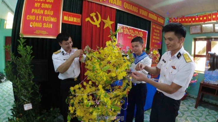 Chuyến thăm của đoàn không chỉ mang theo các món quà Tết: lá dong, gạo nếp, thịt heo, mai, đào, cây quất, nhu yếu phẩm, hàng hóa… do các địa phương, tổ chức, cá nhân trên cả nước gửi tặng, mà còn là những món quà mang ý nghĩa về mặt tinh thần: thư của các em học sinh, lời nhắn nhủ từ gia đình, hậu phương.