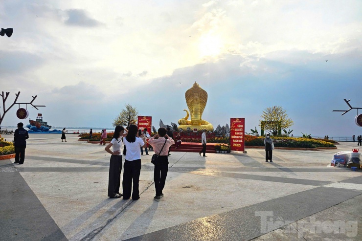 Chị Nguyễn Thị Thu Thảo (32 tuổi, huyện Châu Thành, Kiên Giang) cho biết: “Linh vật này không giống những con rắn dễ thương ở các nơi khác mà mang đậm khí chất của rắn hổ mang chúa. Đặc biệt, vào lúc hoàng hôn, hình ảnh rắn trở nên sống động hơn bao giờ hết, mang vẻ huyền bí và uy nghi, như một biểu tượng che chở cho người dân khi ra khơi".