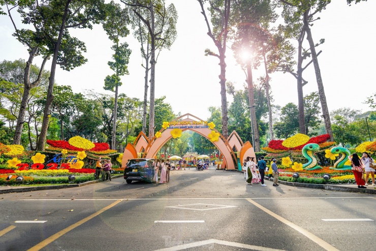 Hội hoa xuân tết Ất Tỵ tại công viên Tao Đàn trưng bày các bộ sưu tập hoa, cây cảnh, mở cửa từ ngày 24/1 thu hút nhiều người dân và du khách tới tham quan.