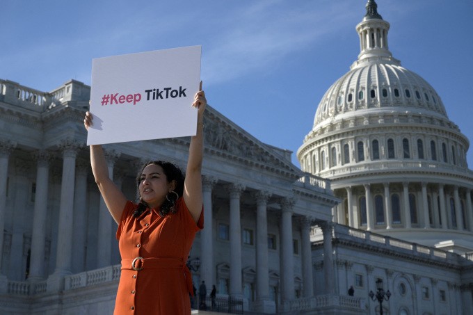 Biểu tình phản đối lệnh cấm TikTok tại Đồi Capitol giữa năm 2024. Ảnh: Reuters