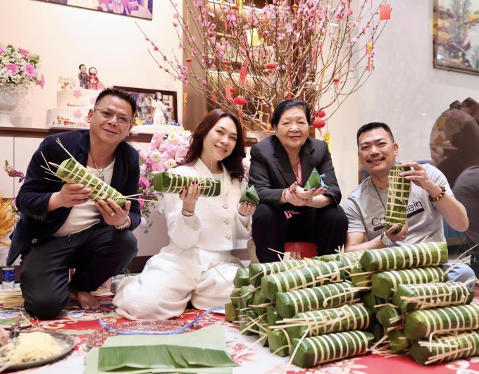 Năm nay, Tết nhà Mỹ Tâm trở nên rộn ràng hơn khi gia đình hai người anh của cô ở Mỹ cũng về sum vầy với cả nhà.