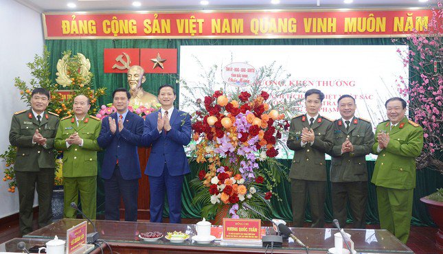 Chủ tịch Bắc Ninh khen thưởng Công an tỉnh.