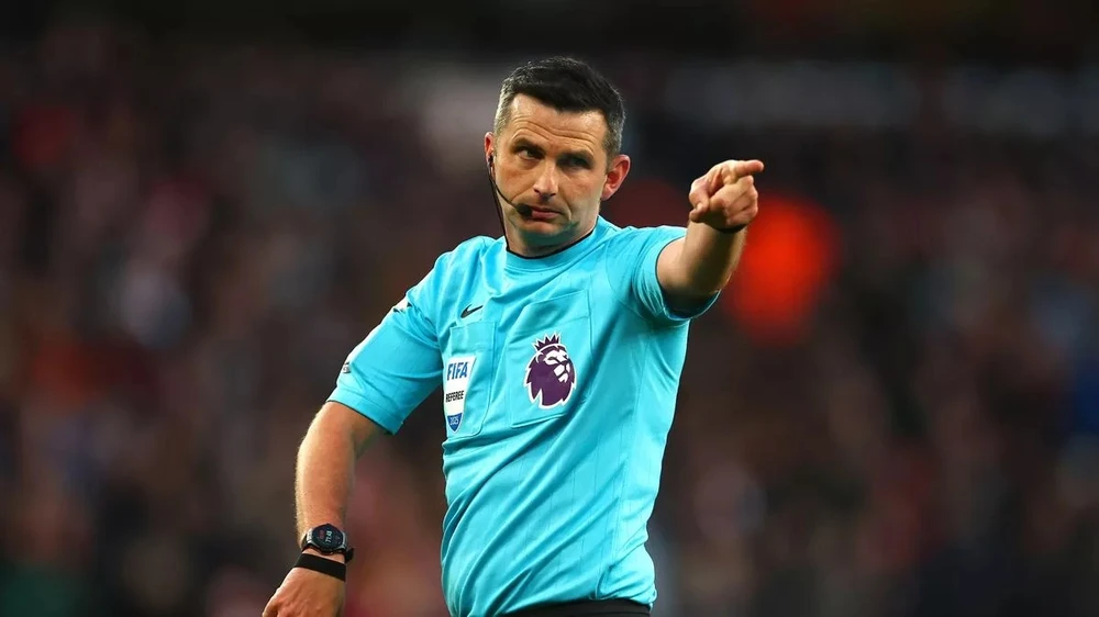 Cảnh sát vào cuộc điều tra liên quan đến trọng tài rút thẻ đỏ cầu thủ Arsenal là ông Michael Oliver. ẢNH: GETTY