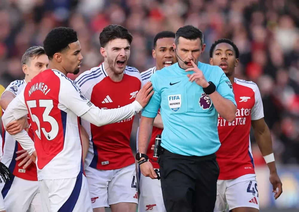 Bất chấp cầu thủ Arsenal phản đối, ông Michael Oliver vẫn không thay đổi quyết định rút thẻ đỏ đuổi Lewis-Skelly. ẢNH: GETTY