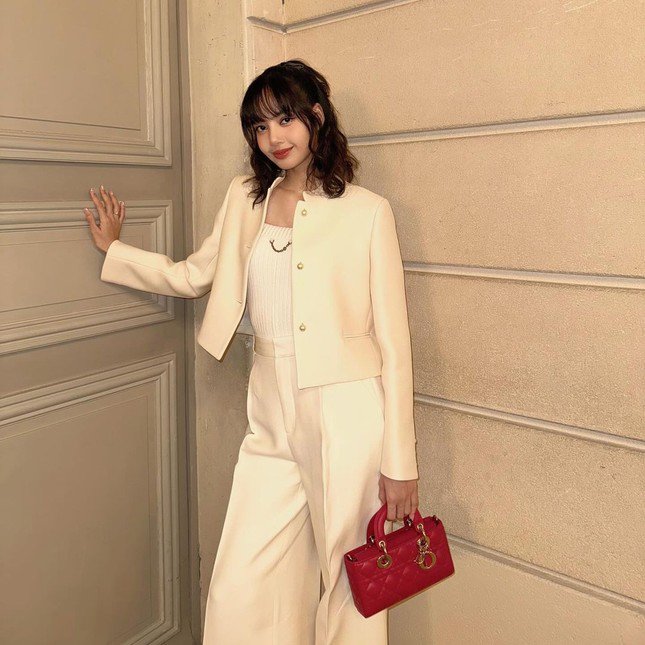 Khoảnh khắc không thể Paris-chic hơn của Lisa với bản phối trắng muốt, áo khoác ngắn của Louis Vuitton và túi Lady Dior đầy thanh lịch.