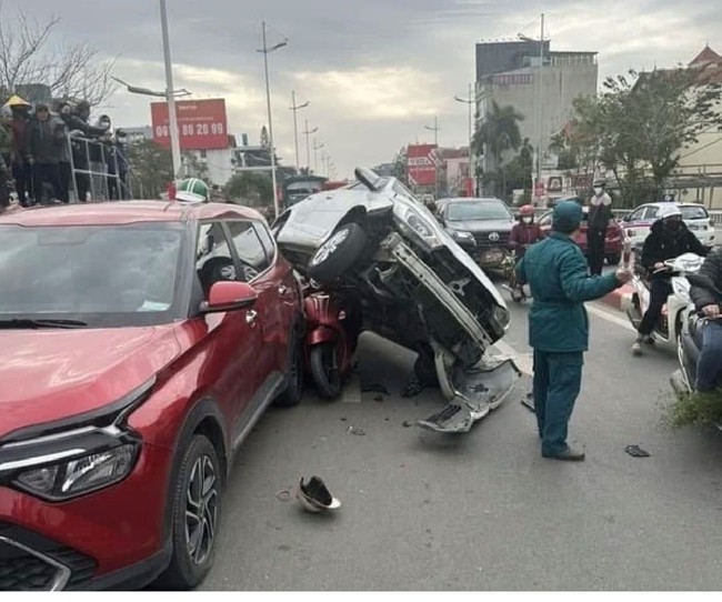 Vụ tai nạn liên hoàn vào sáng 27-1 tại đường Âu Cơ (Hà Nội) khiến 4 người bị thương. Ảnh: MXH