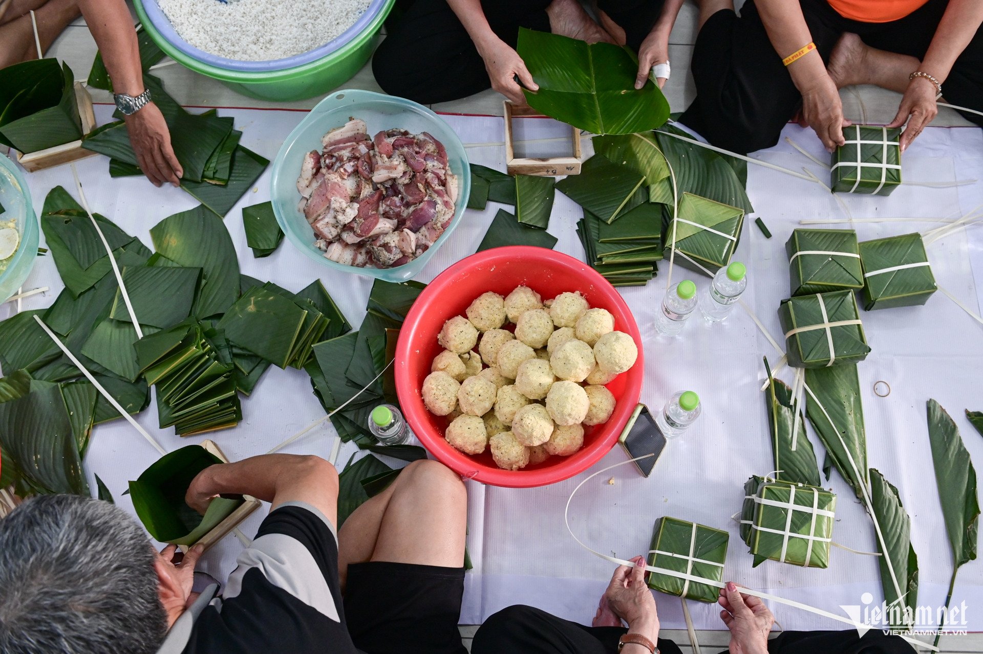 Người TPHCM thức đêm nấu bánh chưng ngoài hẻm - 3